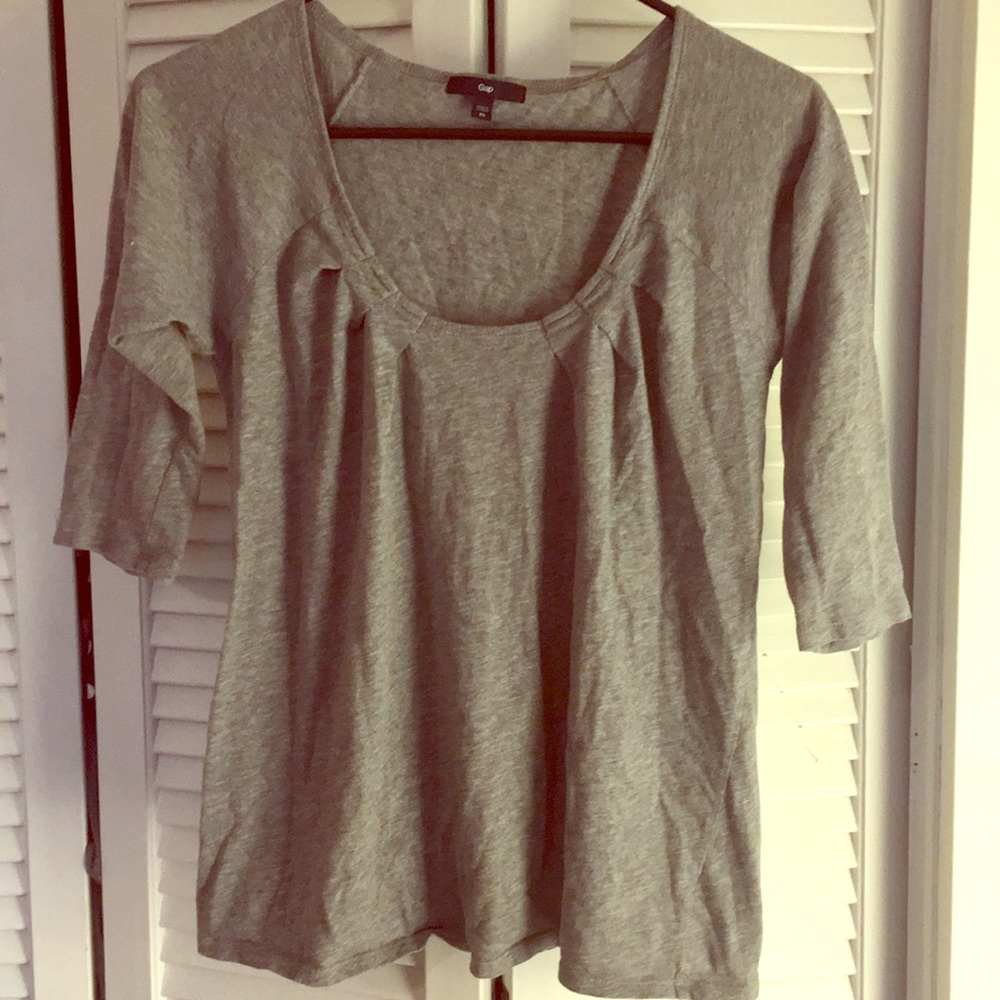 3/4 sleeve grey GAP shirt